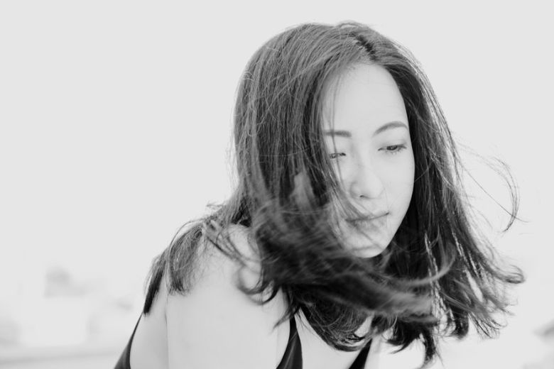 HSPの人は、高感度のアンテナを常に張っている状態で、様々な刺激を敏感に感じ取るため、生活のあらゆる場面で苦しい思いや悲しい思いをすることが多くなります。それは、HSPの人の生き辛さにつながります。さらに、周囲から「細かいことを気にしすぎている」「神経質な人」と言われ、理解されにくいことがあります。