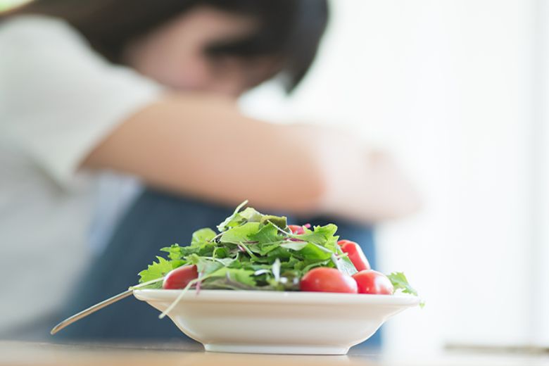 思春期には摂食障害や自傷行為、依存症に陥ることもあります