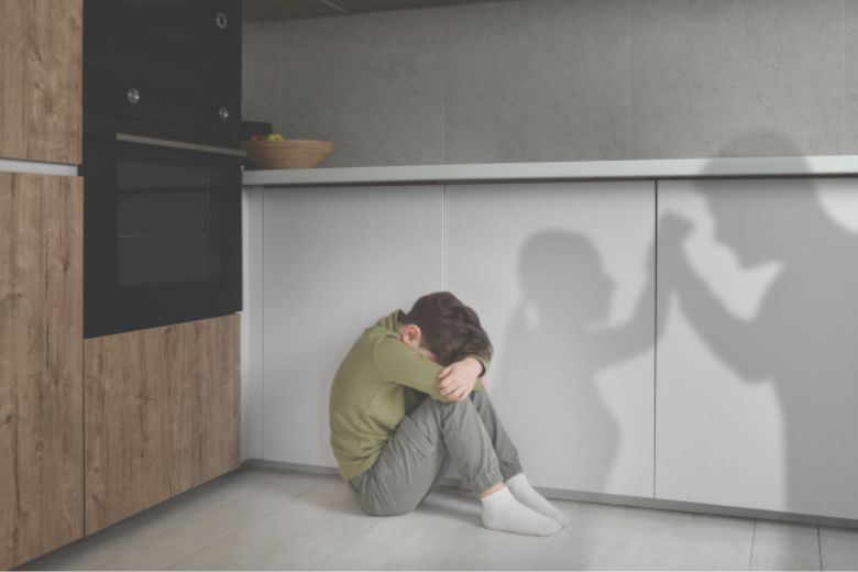 子供時代のつらい経験は、成長してからの自己評価や対人関係に悪影響を及ぼすことがあります。今回は、親のけんかがトラウマになり、大人になってからどのような生きづらさを経験するのか、5つのポイントでご紹介します。