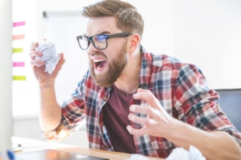 特に、溜まった怒りの感情が漠然としていたり、親や学校などの逆らえない存在に対して向けることができない場合、自分を攻撃するしかなくなってしまいます。