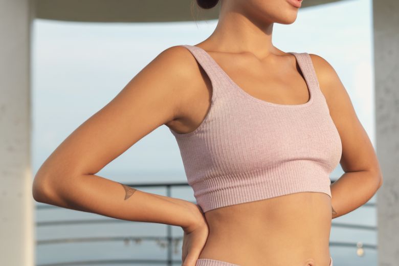 両手を腰に当て、胸を張る