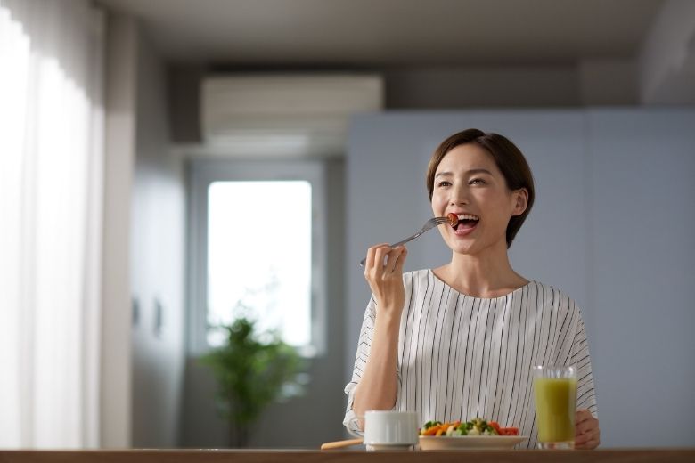 食事のタイミングと内容に注意しましょう