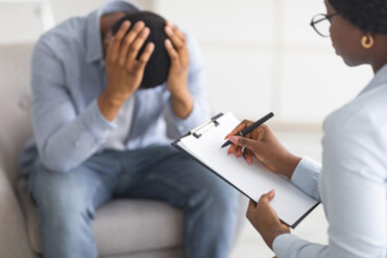 不眠が長引くと、それ自体がうつ病や不安障害など、精神疾患の発症や悪化の引き金になることがあります。逆に、すでにうつ病や不安障害の一部として不眠が現れている場合もあります。そのため、「市販薬を試しても全く眠れない」「一時的に改善してもすぐに戻ってしまう」といった場合には、精神科や心療内科への相談が必要となることもあります。