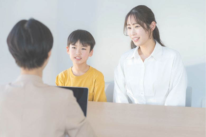 保育園や幼稚園、小学校といった教育現場では、子どもの行動や学習面での特性を早期に把握し、保護者に対して専門機関での受診を勧めるケースが増えています