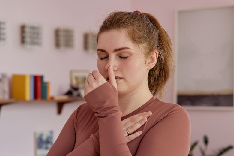 深呼吸などのリラックス行動をとる