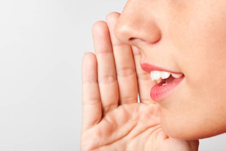 声のボリュームやトーンを意識的に調整する