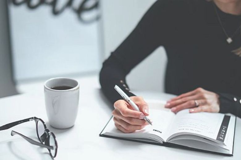 ② ジャーナリング 思考を整理し、感情を解放するための書き出し作業です。テーマを決めて短時間でも毎日続けることで、自己理解が深まり、ストレス軽減にも繋がります。