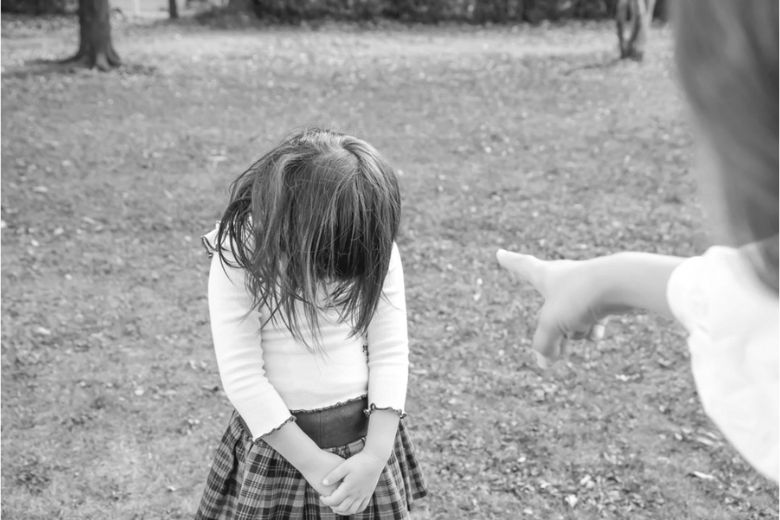 ② 過去のトラウマを引きずっている 幼少期や成長過程における親からの叱責や兄弟との比較、または仕事での失敗を繰り返し経験し、その度に自己肯定感が低下してしまうケースが多いです。