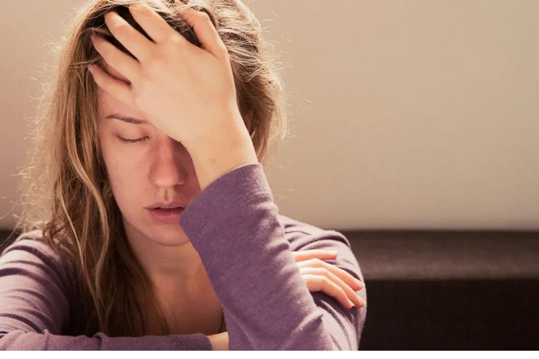 その結果、自己評価が常に低くなりがちで、常に緊張感や不安、焦燥感を抱え、精神的なストレスが増大していきます