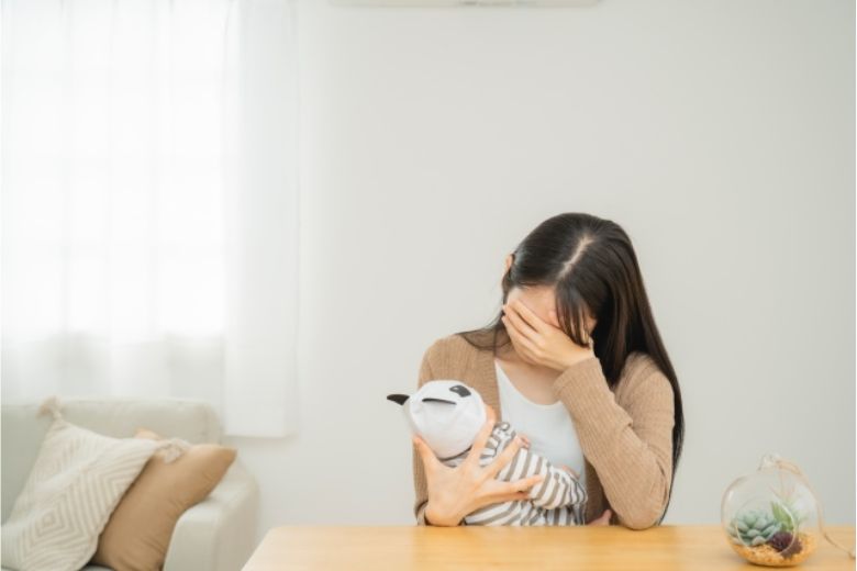 特にこの症候群は、40代後半から50代の母親に多く見られる傾向があります。子育てに人生の多くを捧げてきた人ほど、その喪失感は大きく、場合によってはうつ病にまで発展してしまうこともあります。