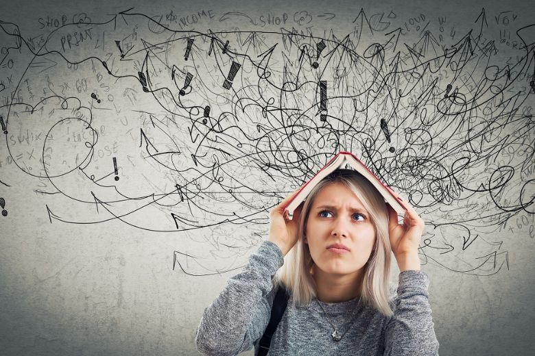 うつ病や不安障害の治療に携わるなかで、「考えすぎてしまう」というご相談をいただくことは少なくありません。ひとくちに「考えすぎ」といっても、その内容や背景にはさまざまな違いがあり、一様に語れるものではありません。本稿では、考えすぎてしまう主な原因を5つに分けて丁寧に解説し、最後に対処のヒントをご紹介いたします。