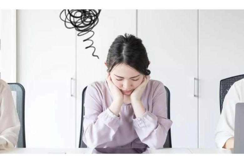 自己肯定感が低い状態では、ちょっとした注意でも「自分は役に立たない存在だ」と極端に捉えてしまい、深く傷つきやすくなるのです。