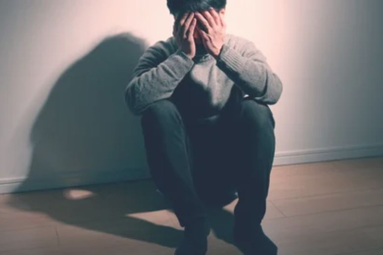 うつ状態では「全か無か思考」（一部失敗しただけでも全体がダメだと感じる）や、「べき思考」（こうあるべきという強い思い込み）、そして「反芻思考」などの認知のクセが目立ちます。こうした偏った考え方により、自分を責めたり、失敗を繰り返し思い出して落ち込んだりする悪循環が生じます。