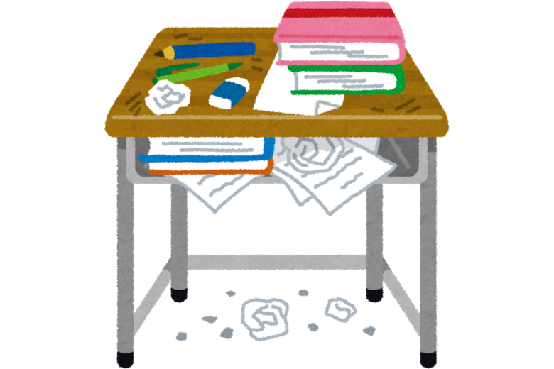 8. デスク周りが散らかっている