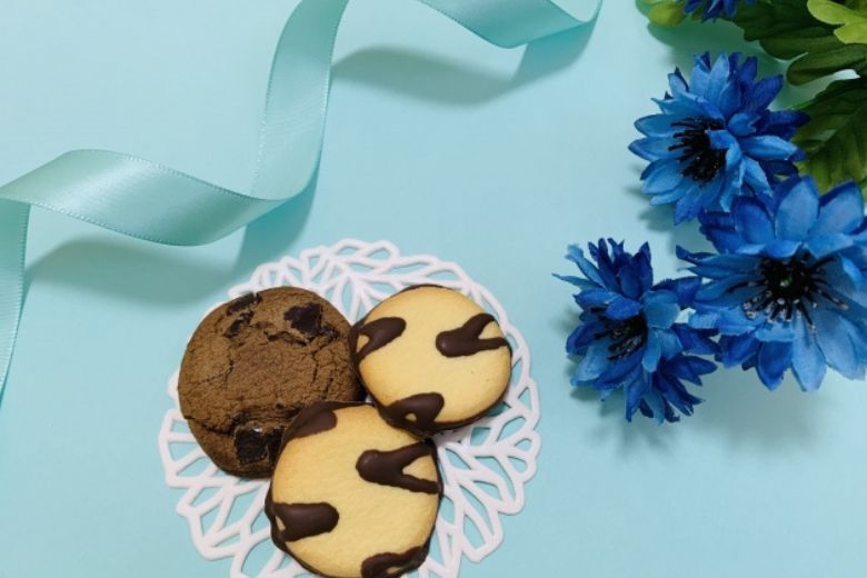 手土産の基本【ビジネスマナー】〜渡すタイミングや紙袋の扱い方まで徹底解説〜