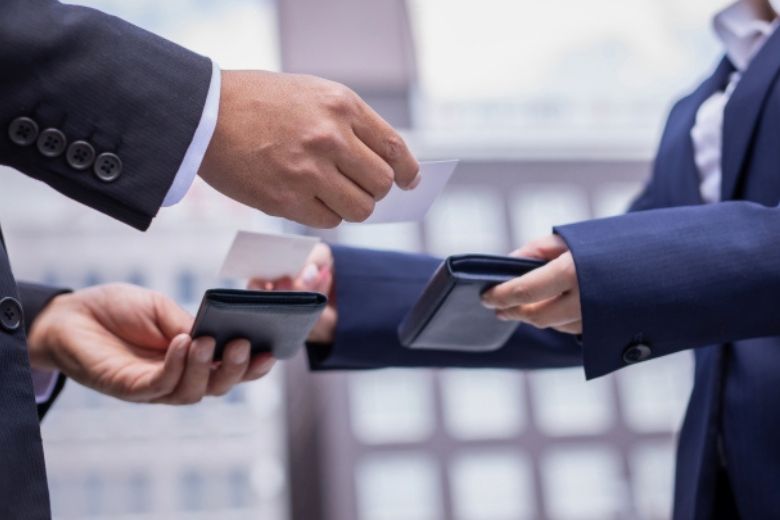 ③ 名刺を受け取るときも「目線」が大事