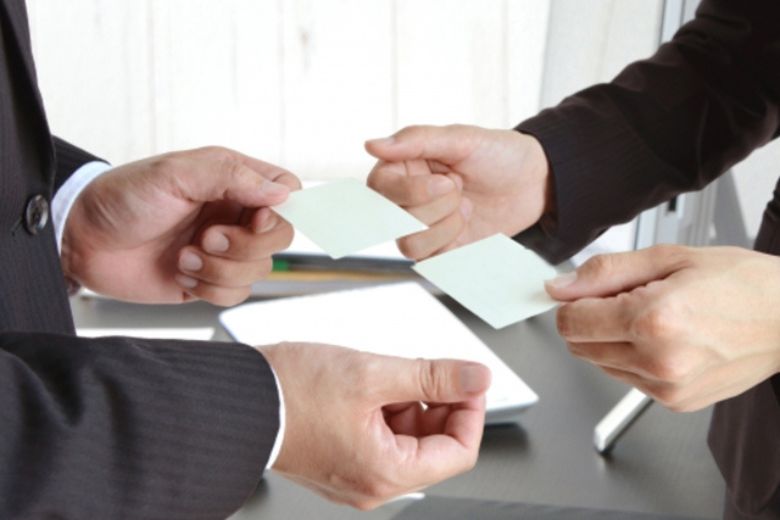 商談における名刺交換のマナーと心得