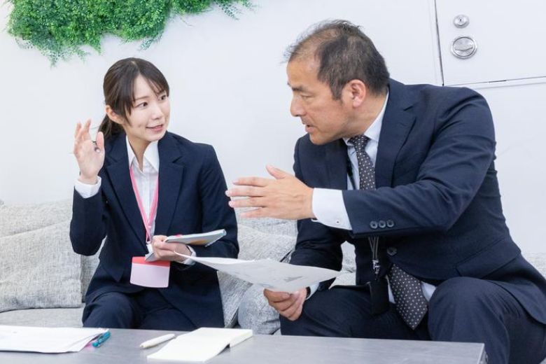 名刺をすぐにしまう