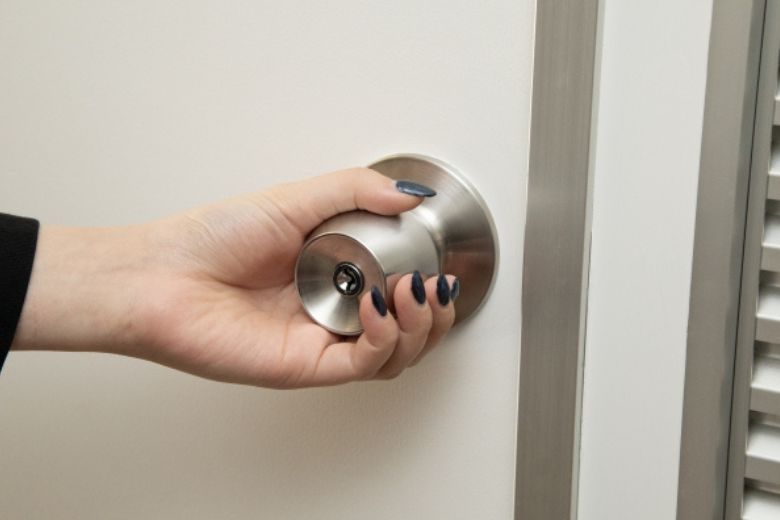 ドアノックの正しい回数とは？ビジネスマナーとして知っておきたい基本