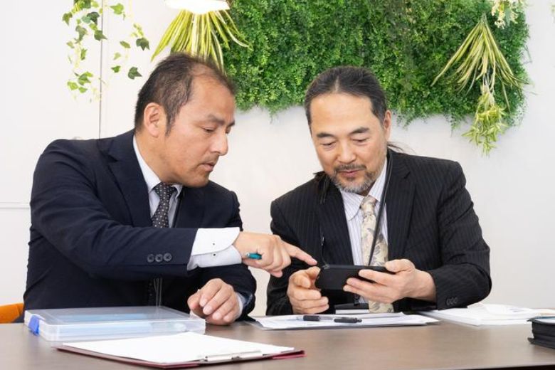 腕を組んでのけぞっているおじ様対応法