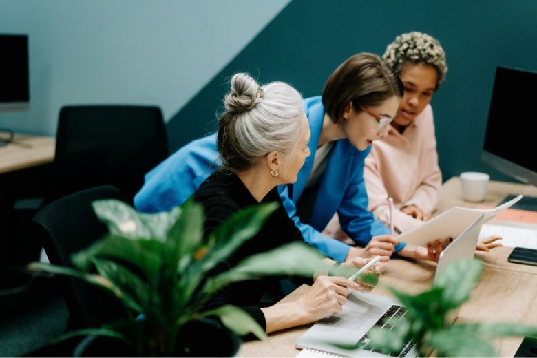 13. 「ありがとうございます」 → 「恐れ入ります」「恐縮です」「冥利に尽きます」「痛み入ります」