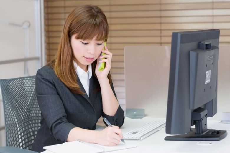 電話で「新人の〇〇です」と名乗るべきか？