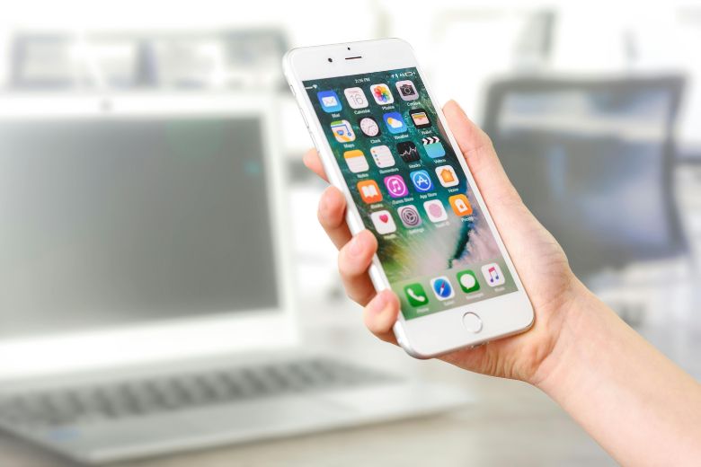 2. 「ご持参ください」と「お持ちください」