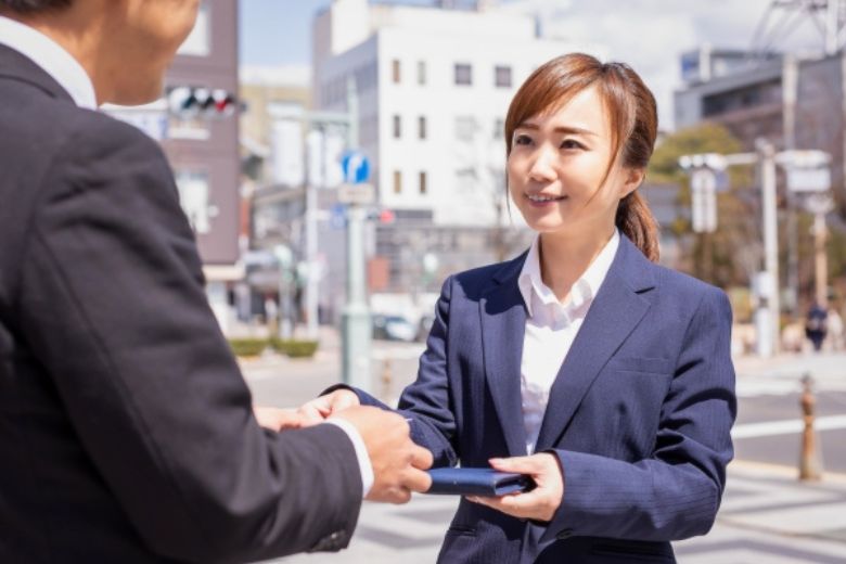 まとめ：名刺交換は人間関係の第一歩