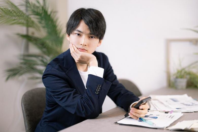 Q5：ビジネスマナー研修で「立つときはつま先を30度に開ける」と習いました。では、つま先を閉じてはいけないのでしょうか？