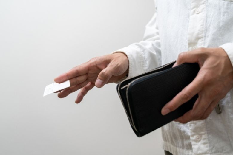 （５）名刺交換でのマナー違反① ― 見せつける