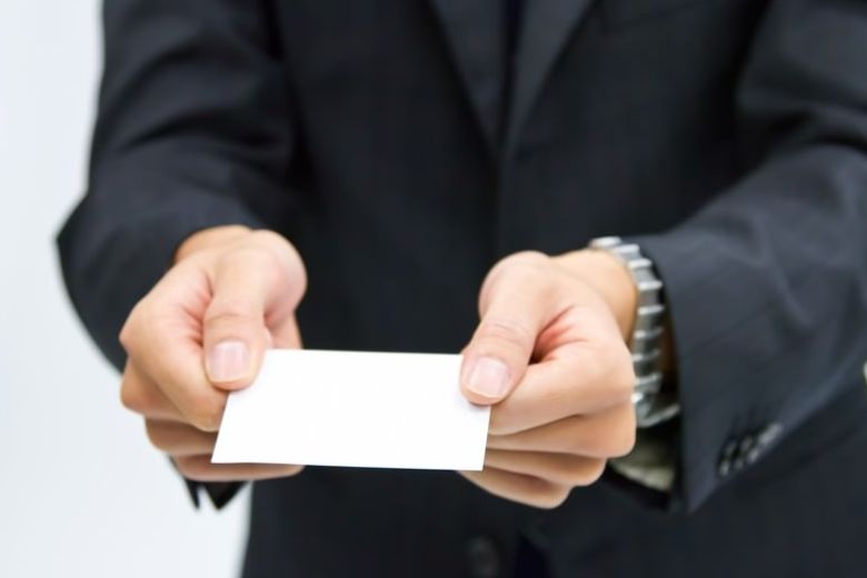 名刺を切らしたら？同じ人に２回名刺を渡してしまったら？｜ピンチをチャンスにする名刺交換ビジネスマナー