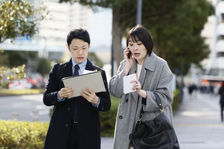 ② 横の方をあてる