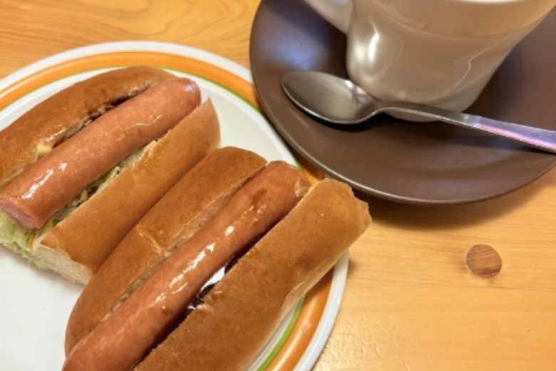 ■朝食：菓子パン、ホットドッグ、100％フルーツジュース