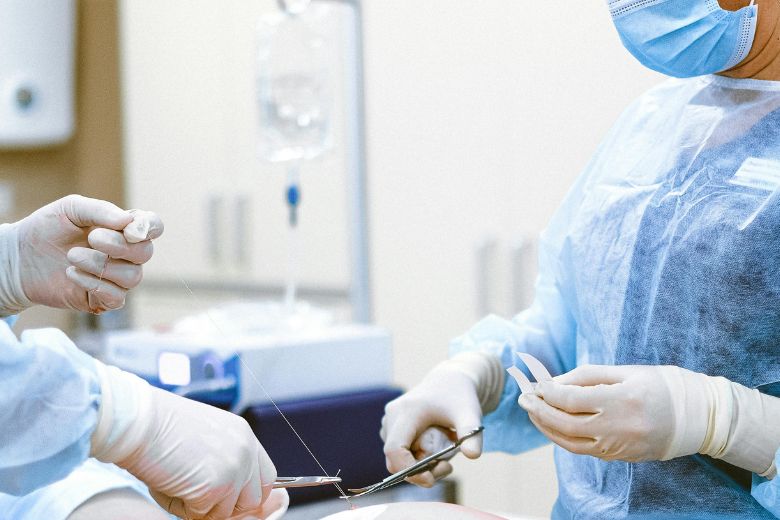 手術痕を美しく残さないために ― 傷跡に影響する二つの要素