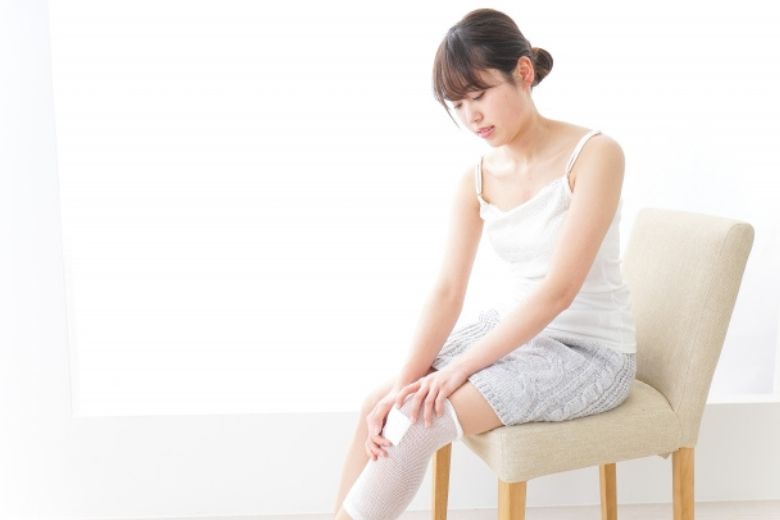 「膝に水がたまる＝痛い」は本当？