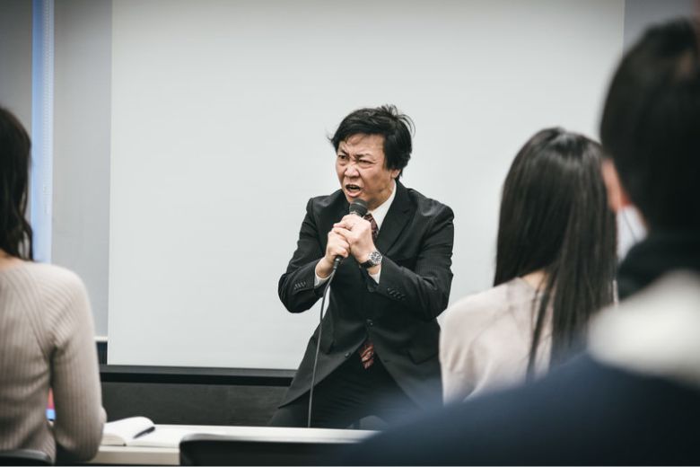 ③ SNSで信者を集めて「救い」を売るパターン